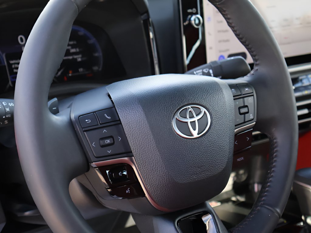 Used 2025 Toyota Camry XSE FWD image 19