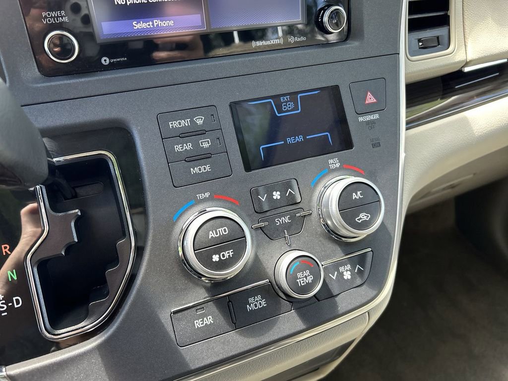 Used 2018 Toyota Sienna XLE FWD image 21