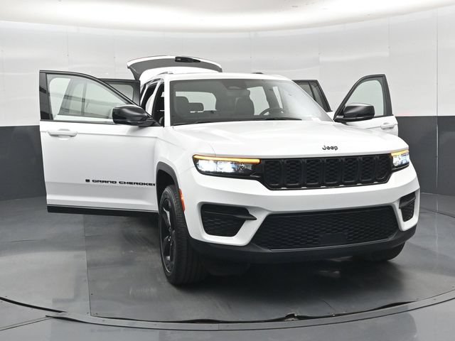 Used 2024 Jeep Grand Cherokee Altitude AWD/4WD image 59