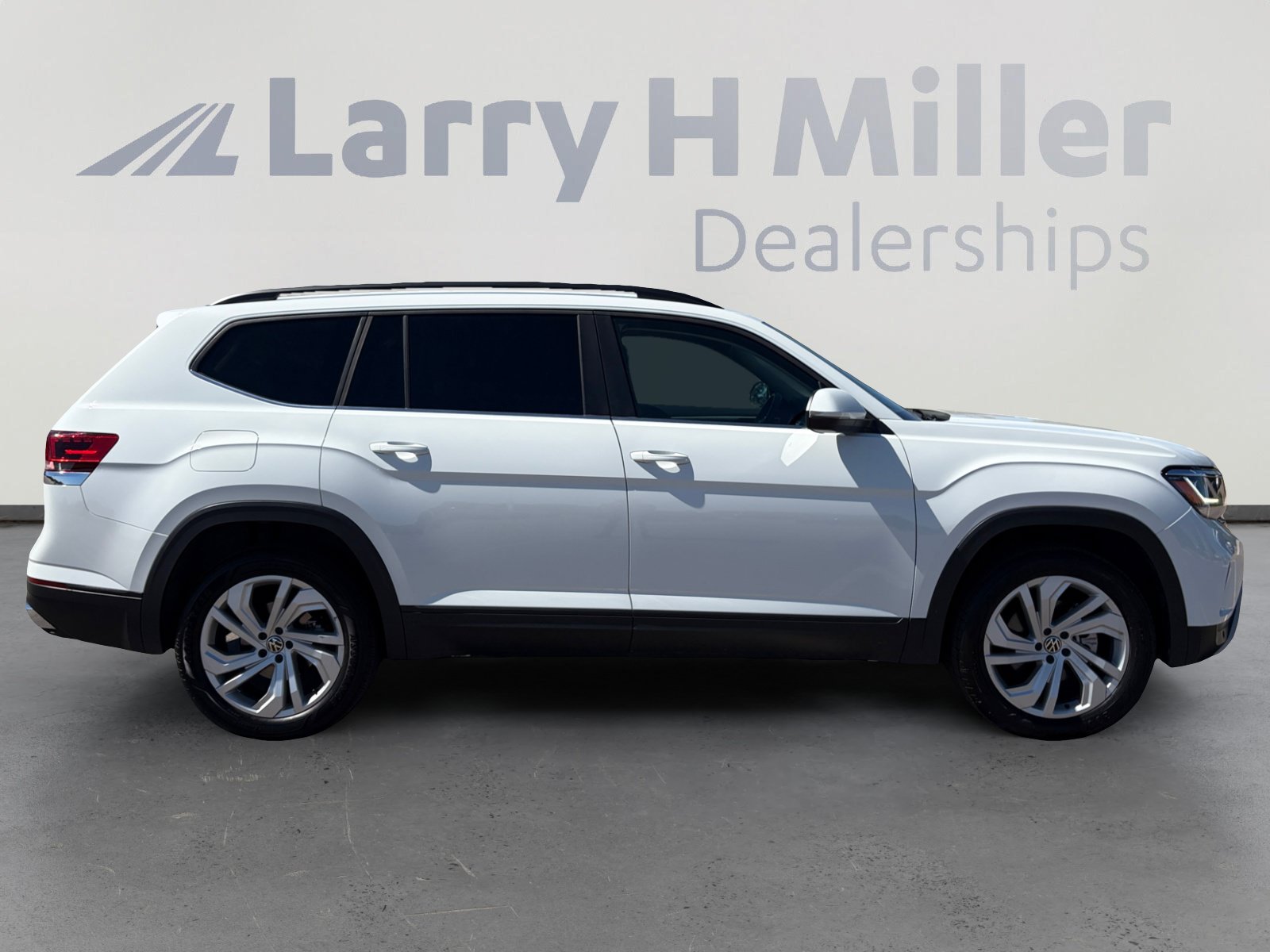 Used 2023 Volkswagen Atlas SE w/ Black Wheel Package AWD/4WD image 7