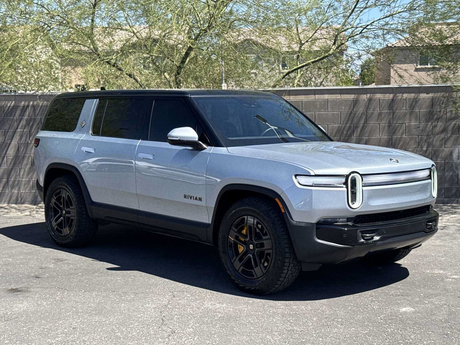 Used 2025 Rivian R1S Premium AWD/4WD image 2