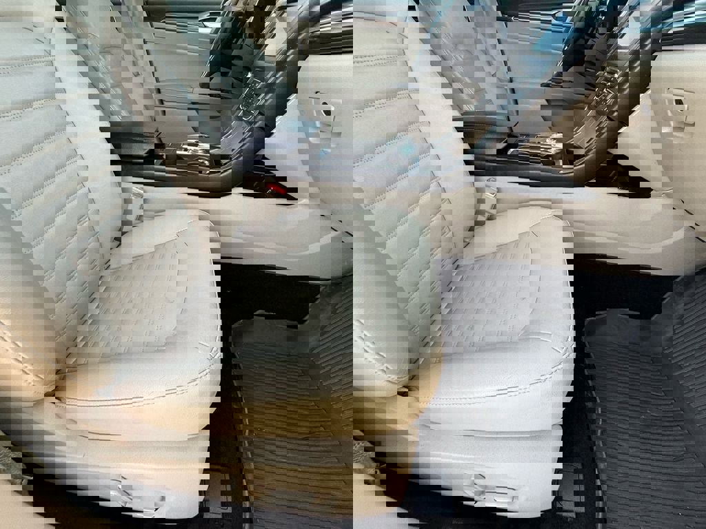 Used 2017 Ford Fusion SE w/ Fusion SE Technology Package image 10