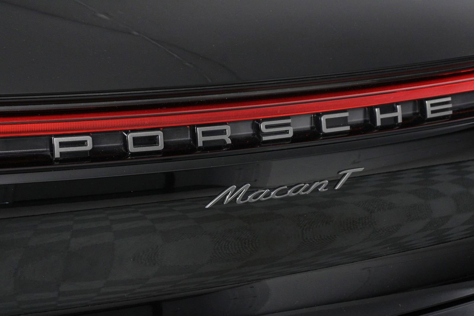 Certified 2025 Porsche Macan Turbo image 22