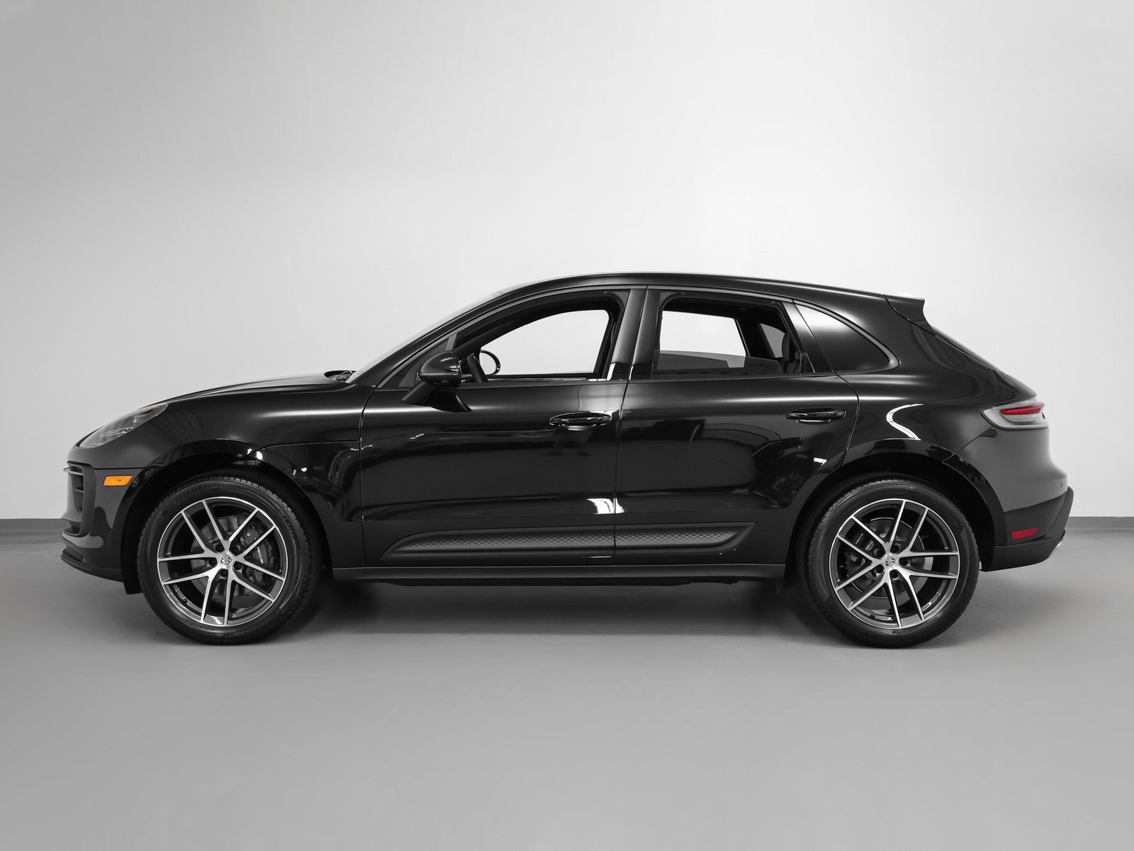 Certified 2025 Porsche Macan image 2
