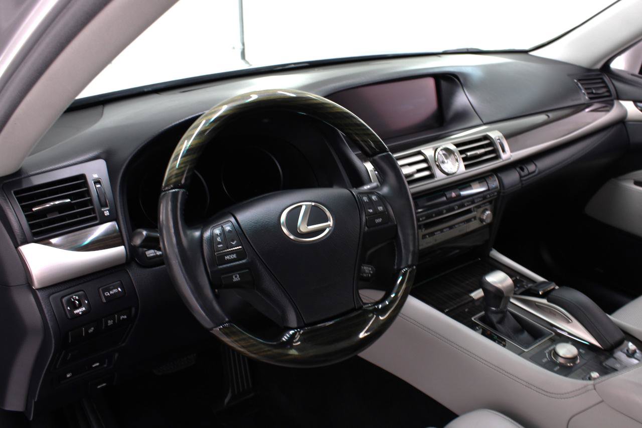 Used 2016 Lexus LS 460 w/ Comfort Package RWD image 31