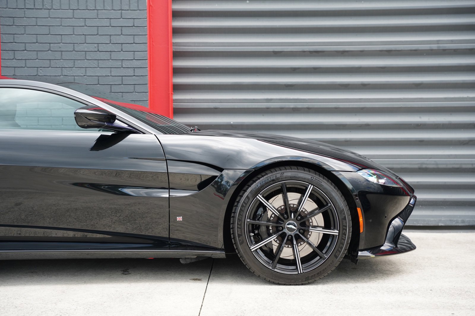 Used 2019 Aston Martin V8 Vantage Coupe RWD image 8