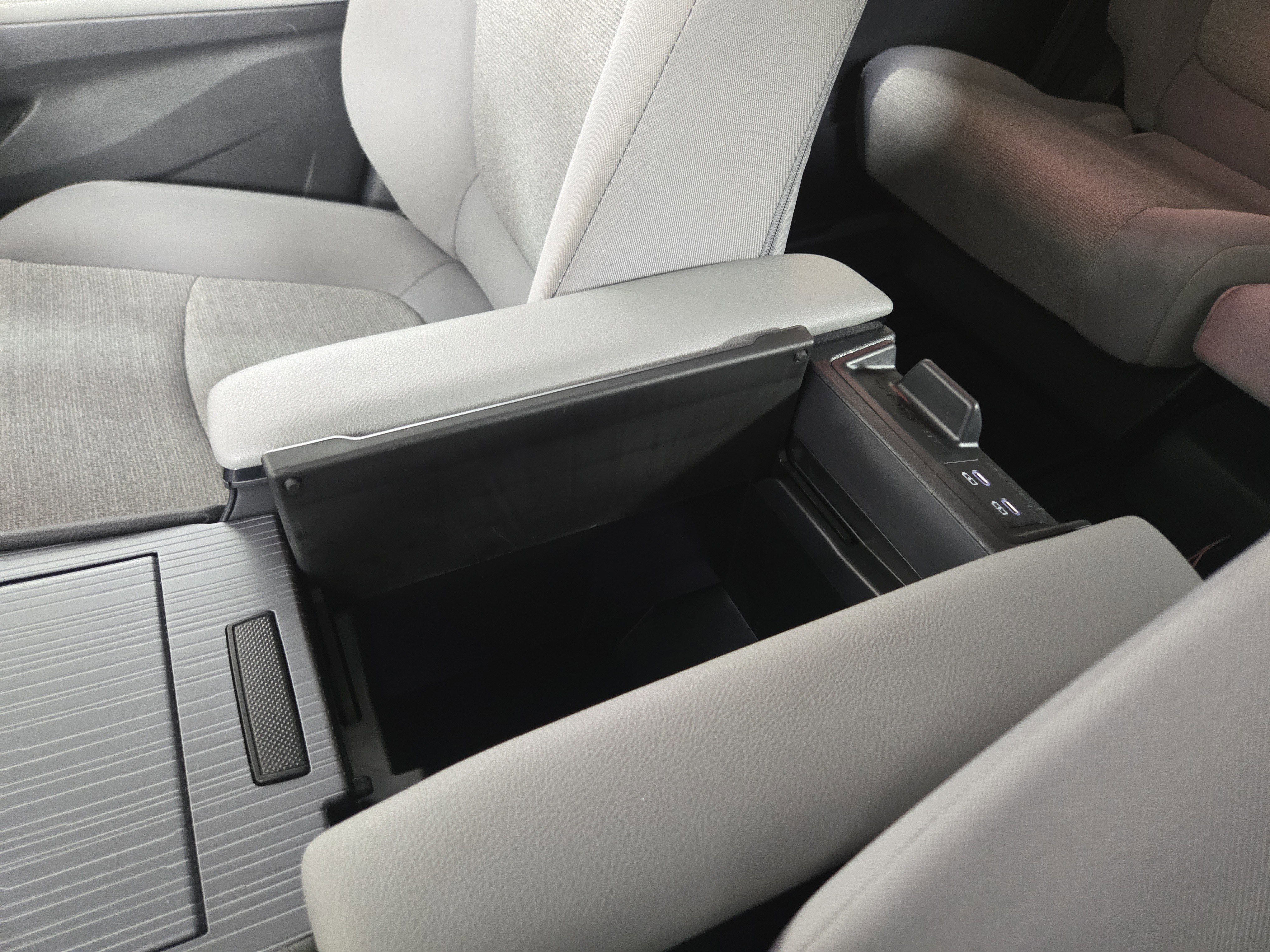 Used 2025 Toyota Sienna LE image 27