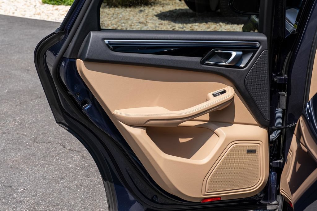 Used 2022 Porsche Macan w/ Premium Package Plus AWD/4WD image 32