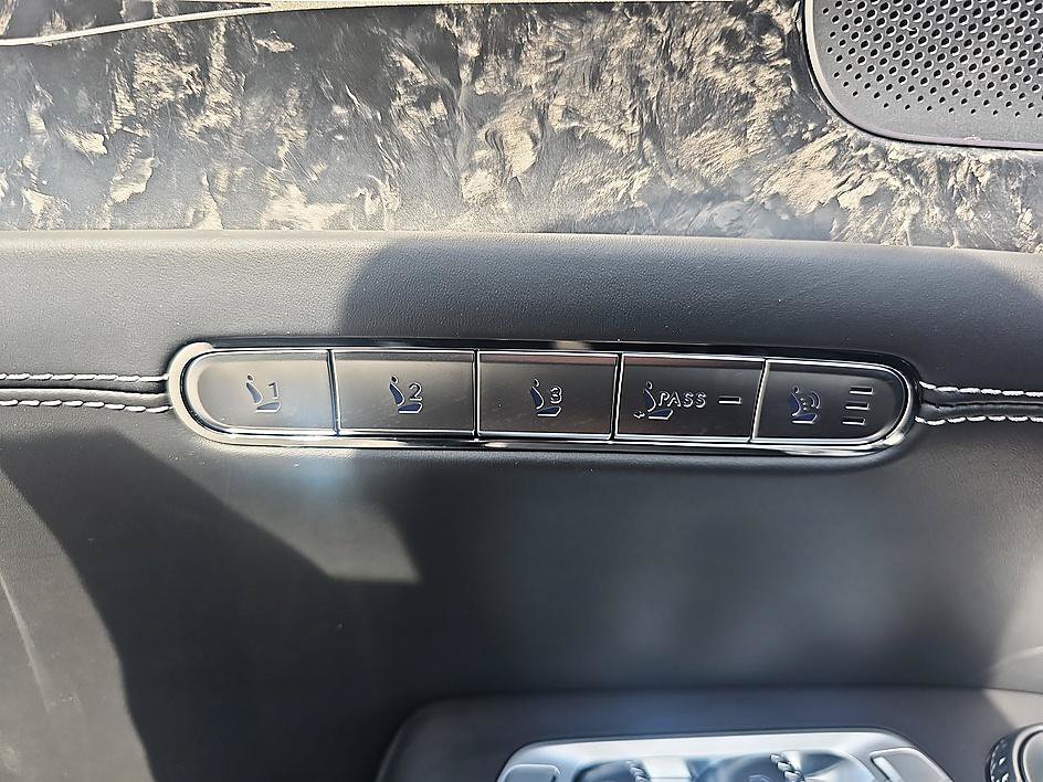 Used 2025 Genesis G90 3.5T AWD/4WD image 12