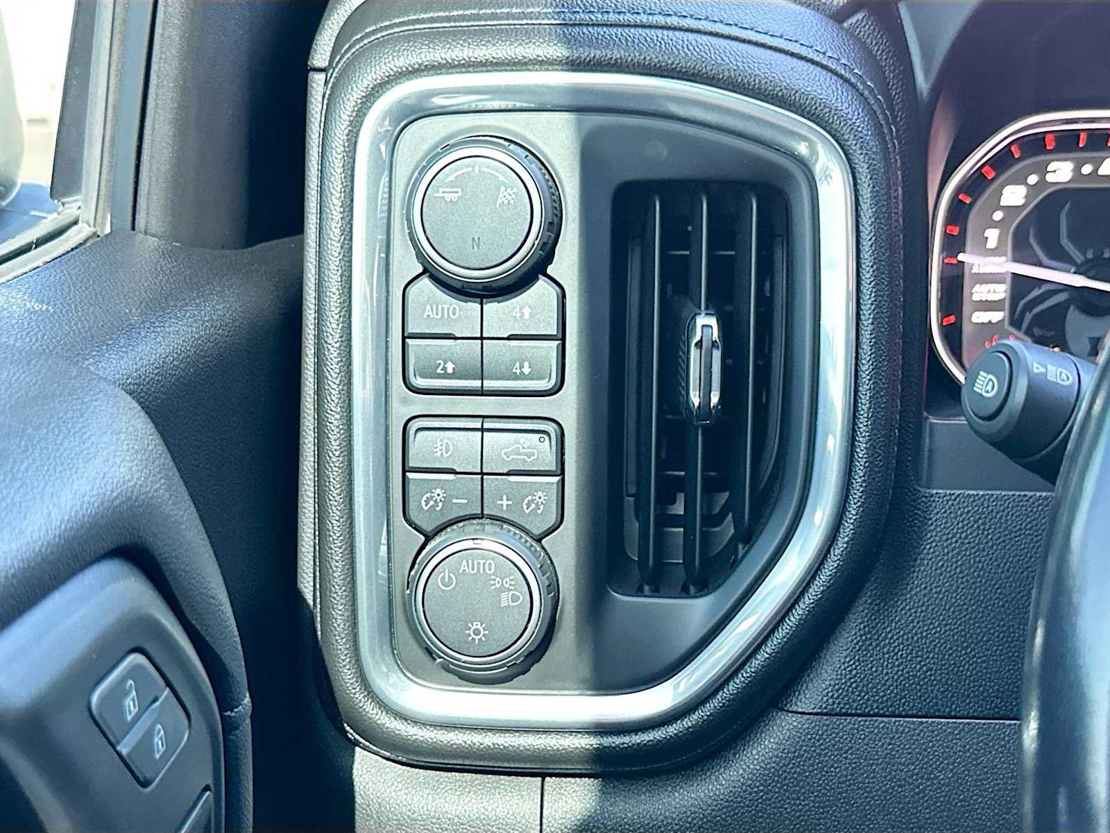 Used 2019 GMC Sierra 1500 SLT w/ SLT Premium Plus Package AWD/4WD image 10