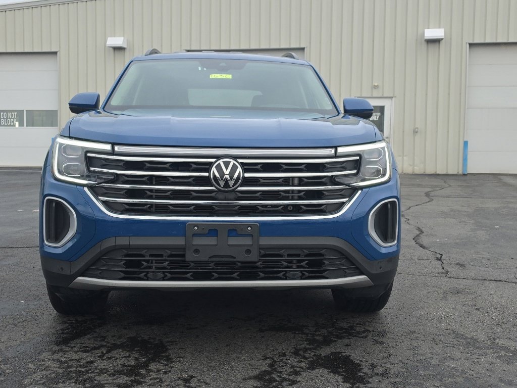 Used 2025 Volkswagen Atlas SE AWD/4WD image 2