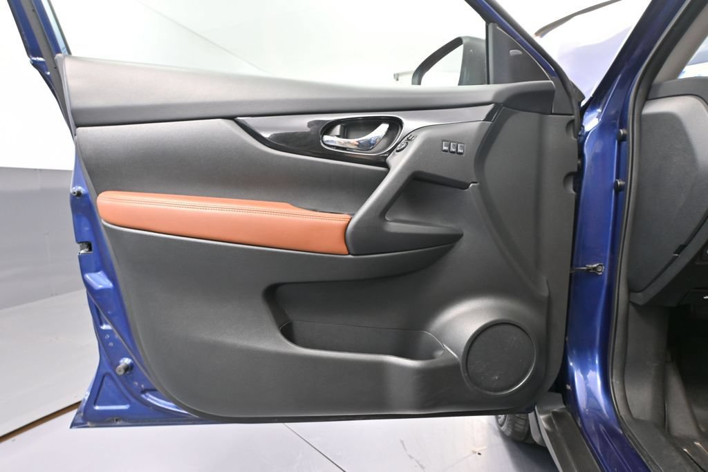 Used 2018 Nissan Rogue SL AWD/4WD image 16