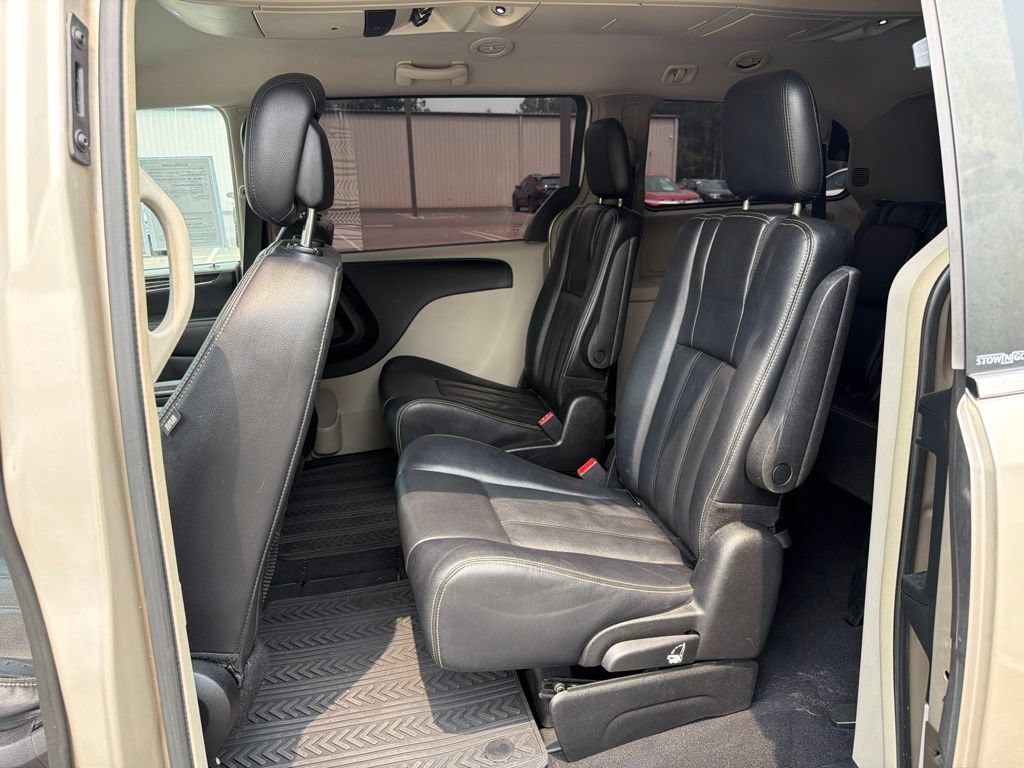 Used 2013 Chrysler Town & Country Touring FWD image 18