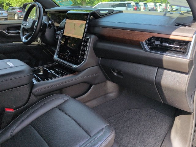 Used 2025 GMC Yukon Denali AWD/4WD image 31