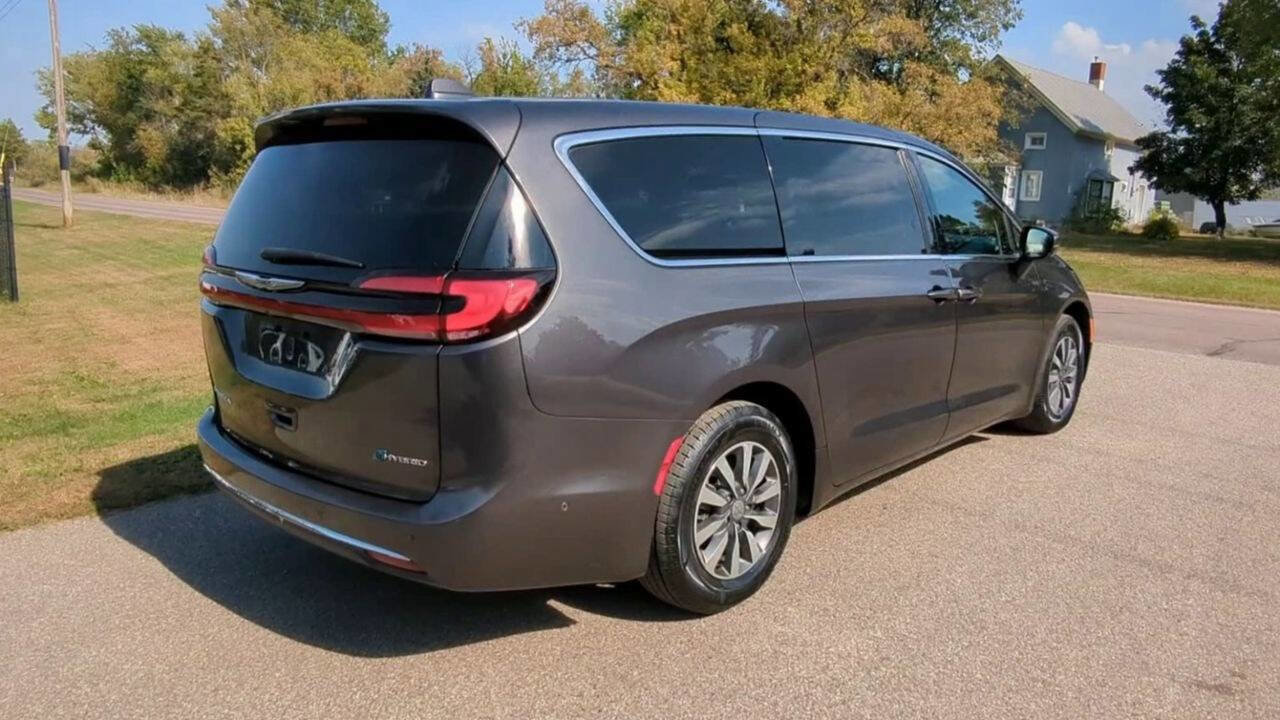 Used 2022 Chrysler Pacifica Touring-L w/ Uconnect Theater Family Group image 5