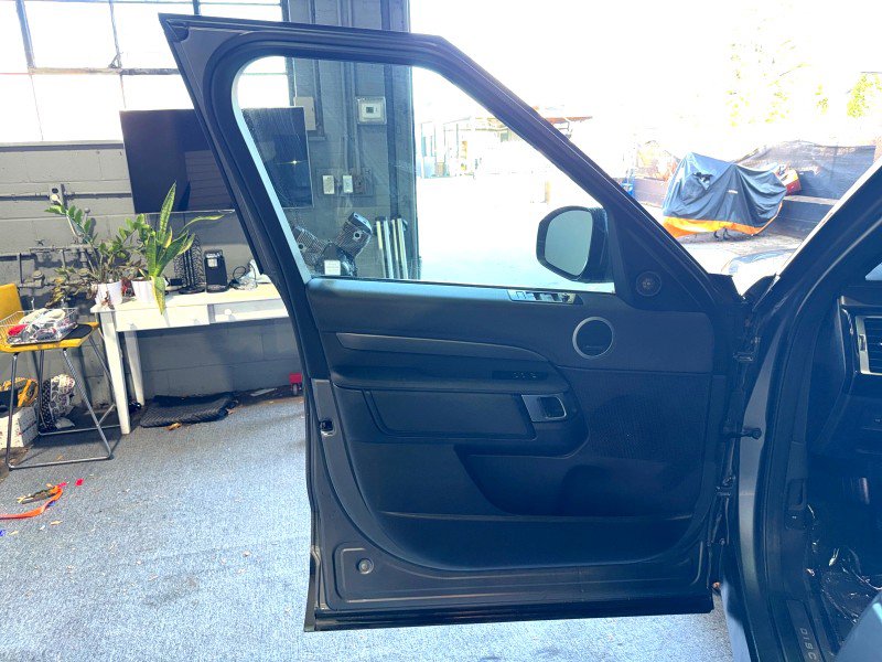 Used 2017 Land Rover Discovery HSE image 19