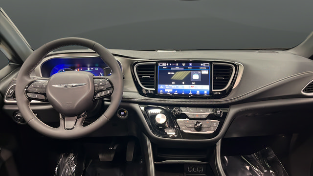 Used 2024 Chrysler Pacifica Premium FWD image 10