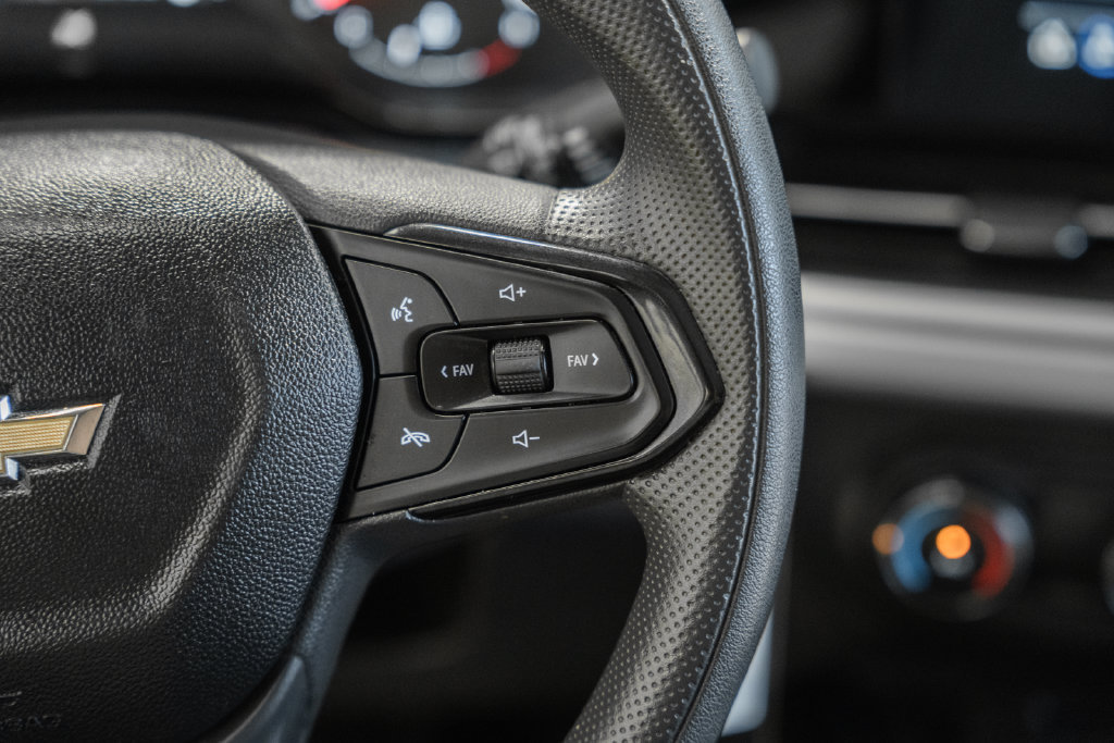 Used 2025 Chevrolet Trax LS FWD image 23