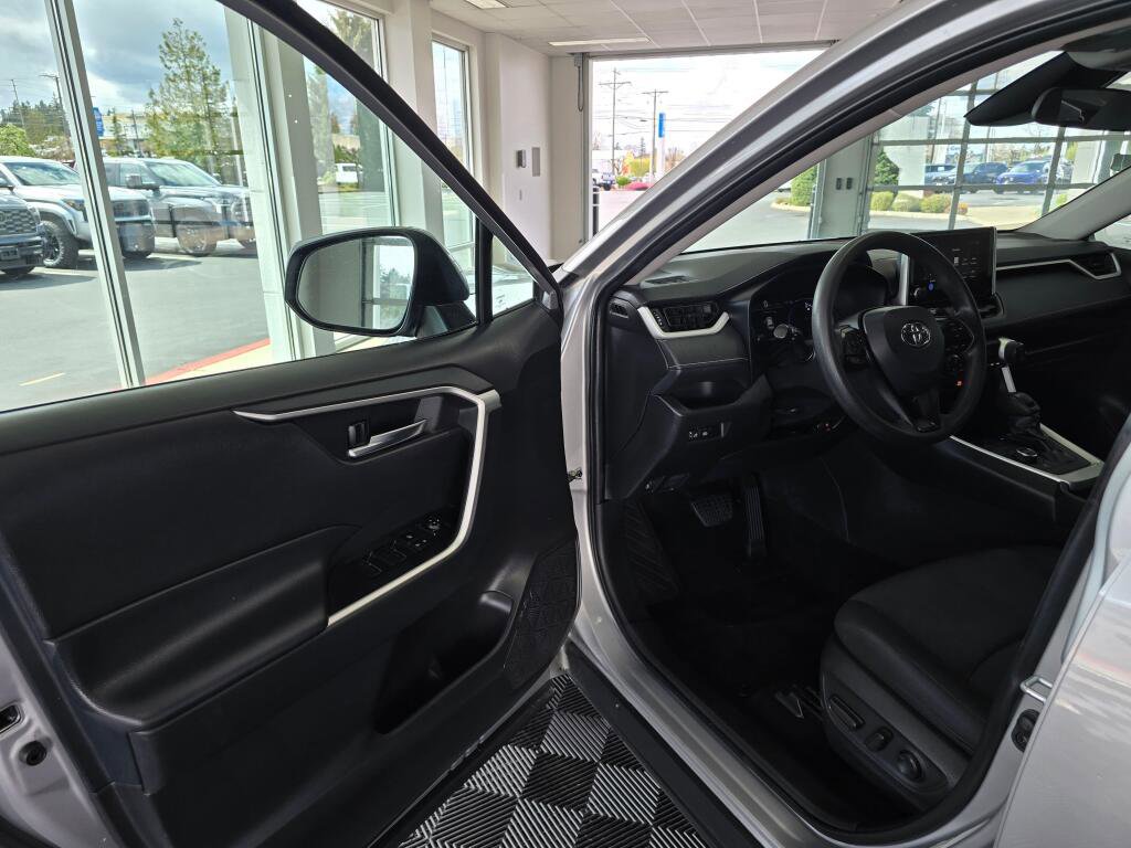 Used 2024 Toyota RAV4 XLE AWD/4WD image 18