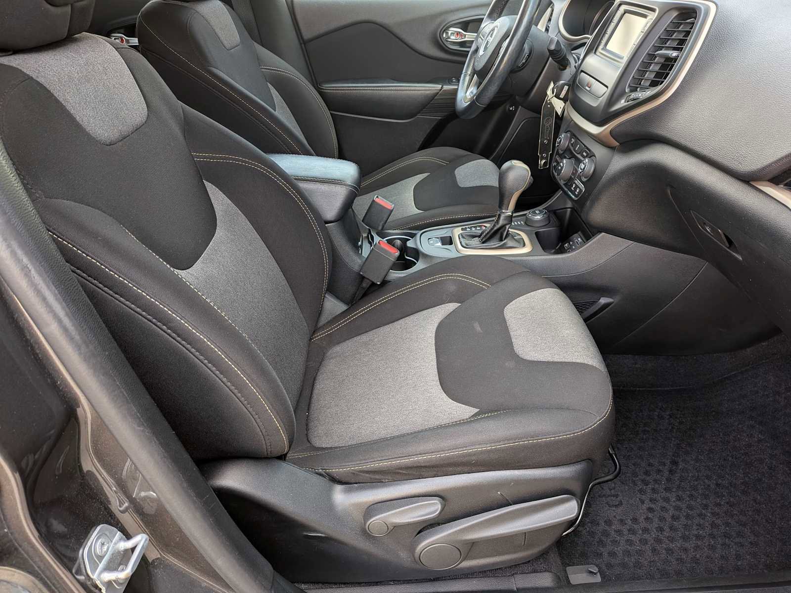 Used 2016 Jeep Cherokee Sport w/ Cold Weather Group AWD/4WD image 18