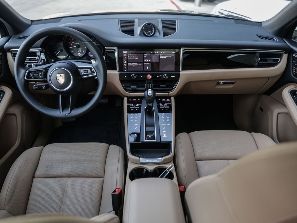 Certified 2025 Porsche Macan image 30