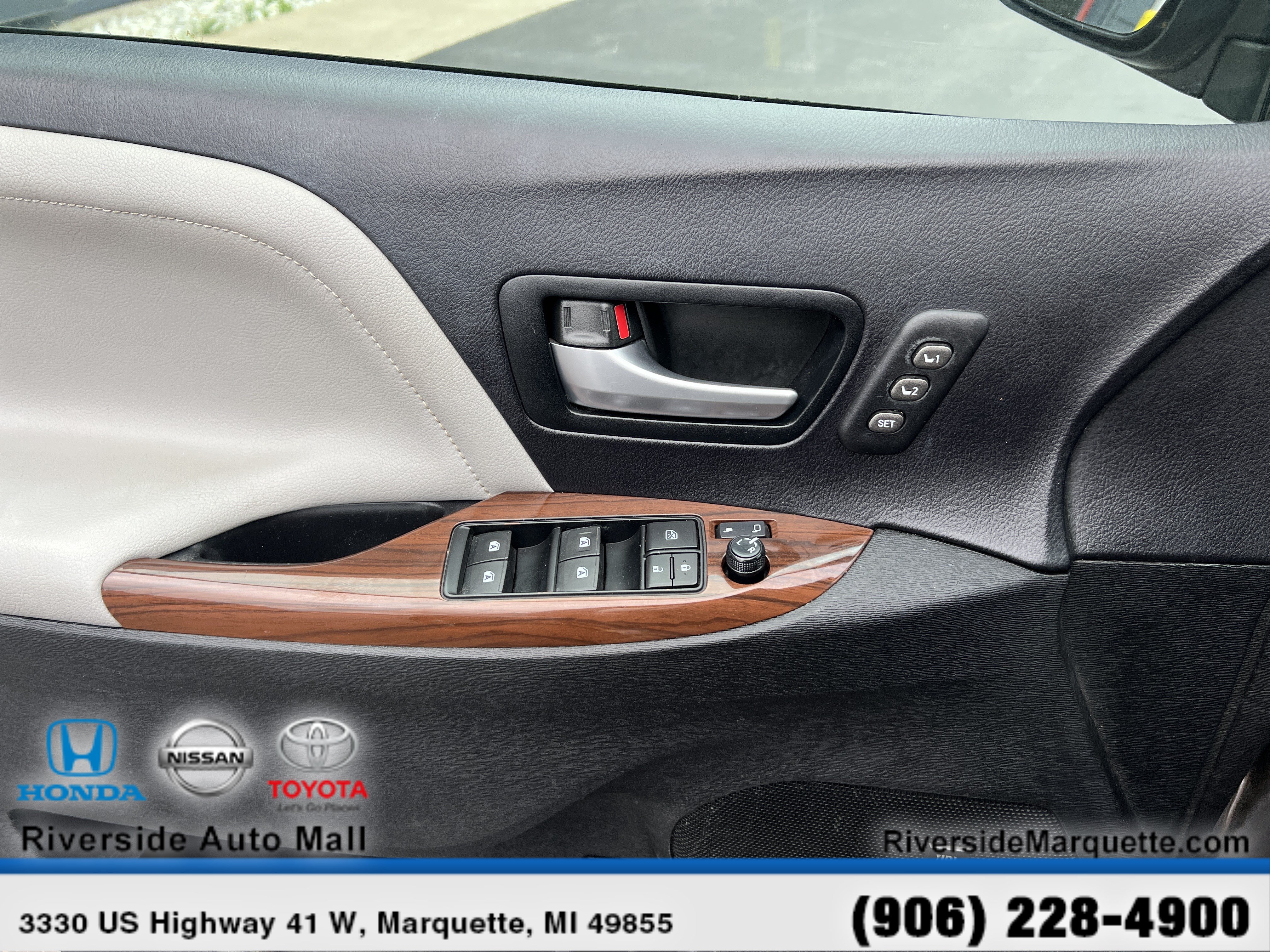 Used 2015 Toyota Sienna Limited Premium w/ Four Season Floor Mat Package FWD image 25