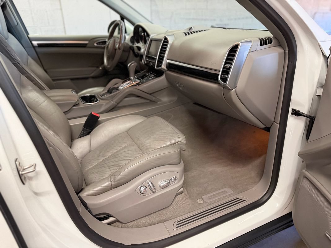 Used 2014 Porsche Cayenne Diesel Platinum Edition AWD/4WD image 25