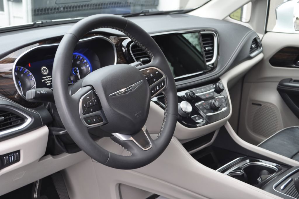 Used 2022 Chrysler Pacifica Limited image 8