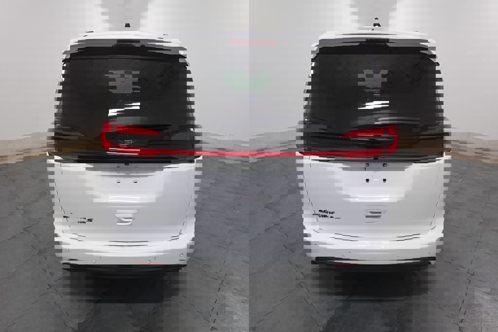 New 2026 Chrysler Pacifica Select w/ S Appearance Package image 4