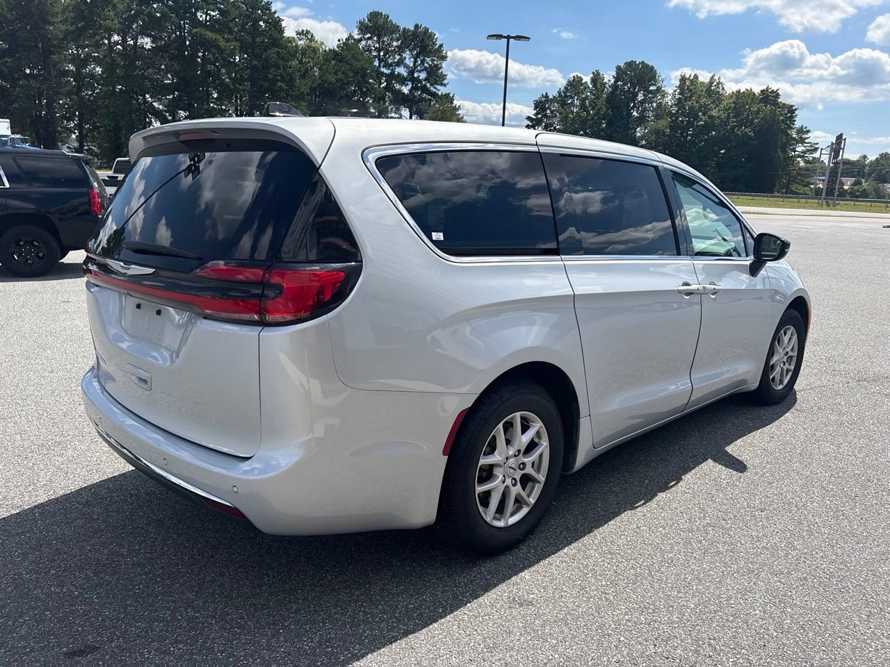 Used 2024 Chrysler Pacifica Touring-L FWD image 7