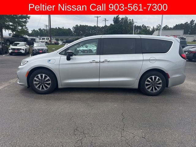 Used 2024 Chrysler Pacifica Select image 6