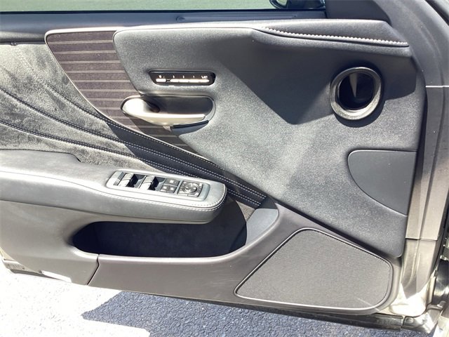 Used 2019 Lexus LS 500 AWD w/ Accessory Package (Z2) image 24