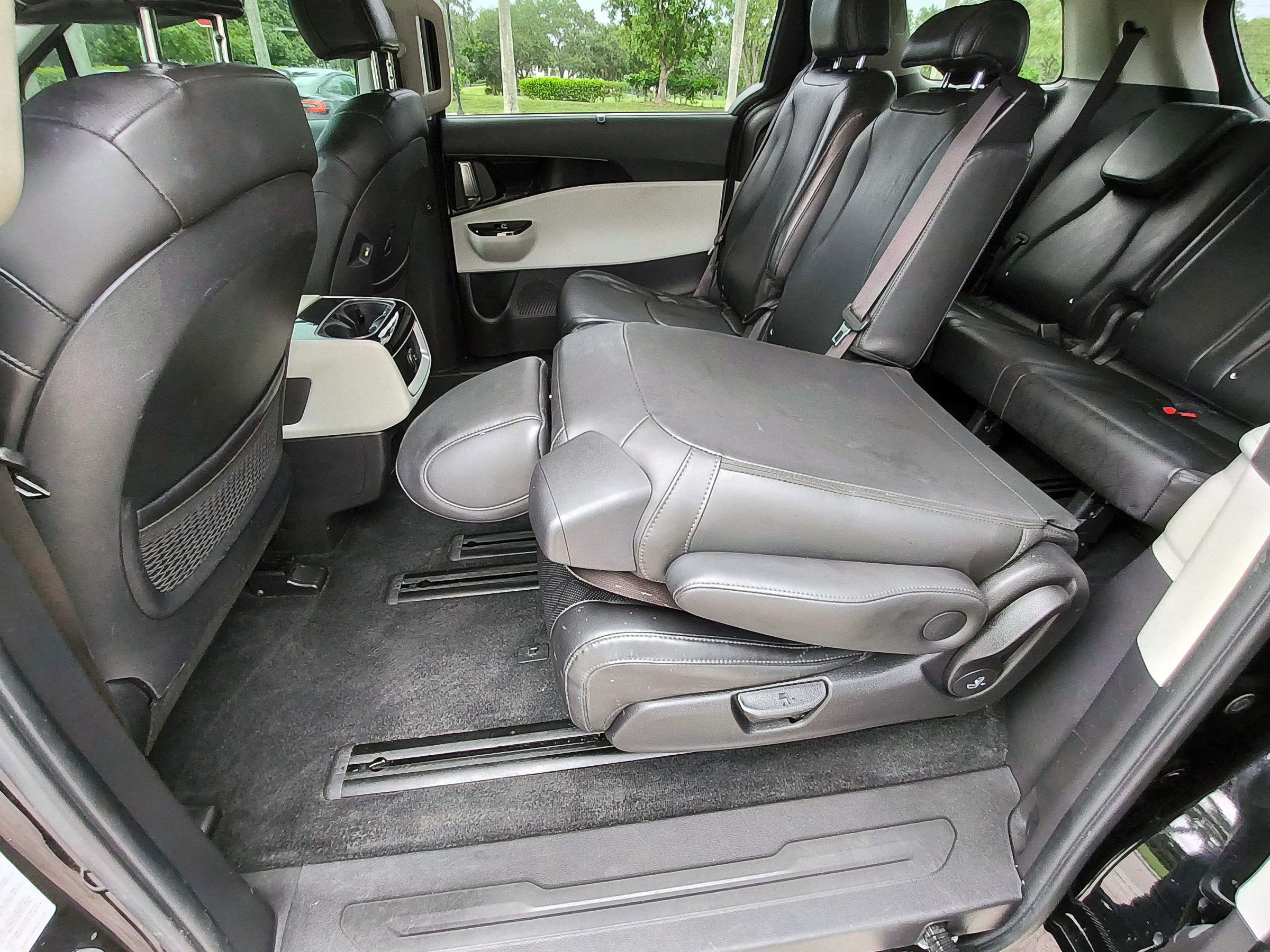 Used 2022 Kia Carnival EX FWD image 14