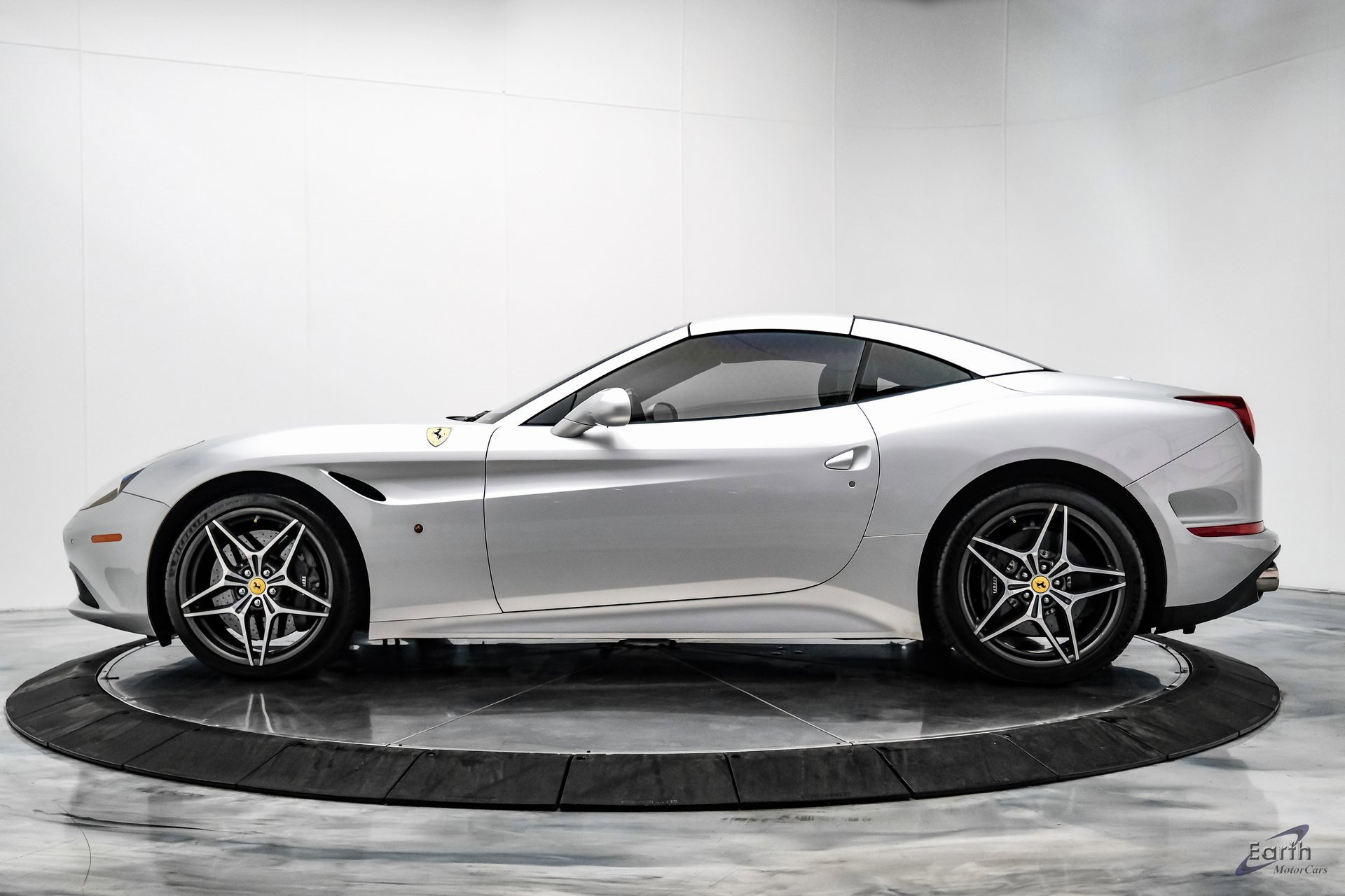 Used 2016 Ferrari California T image 8