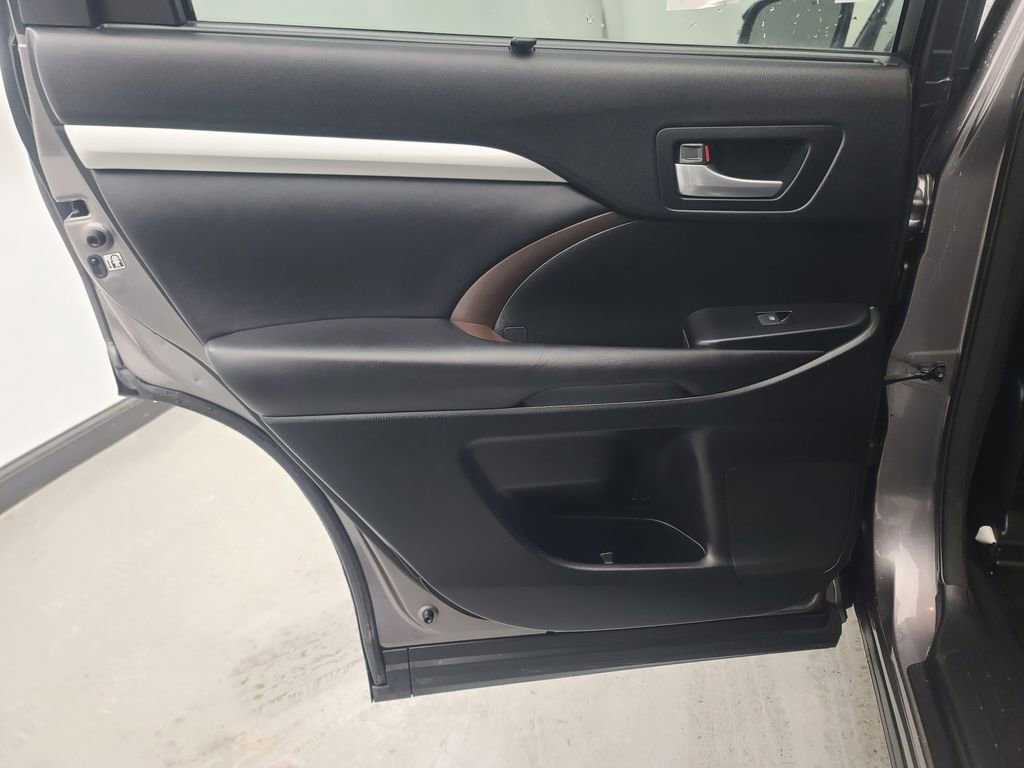 Used 2015 Toyota Highlander XLE FWD image 20