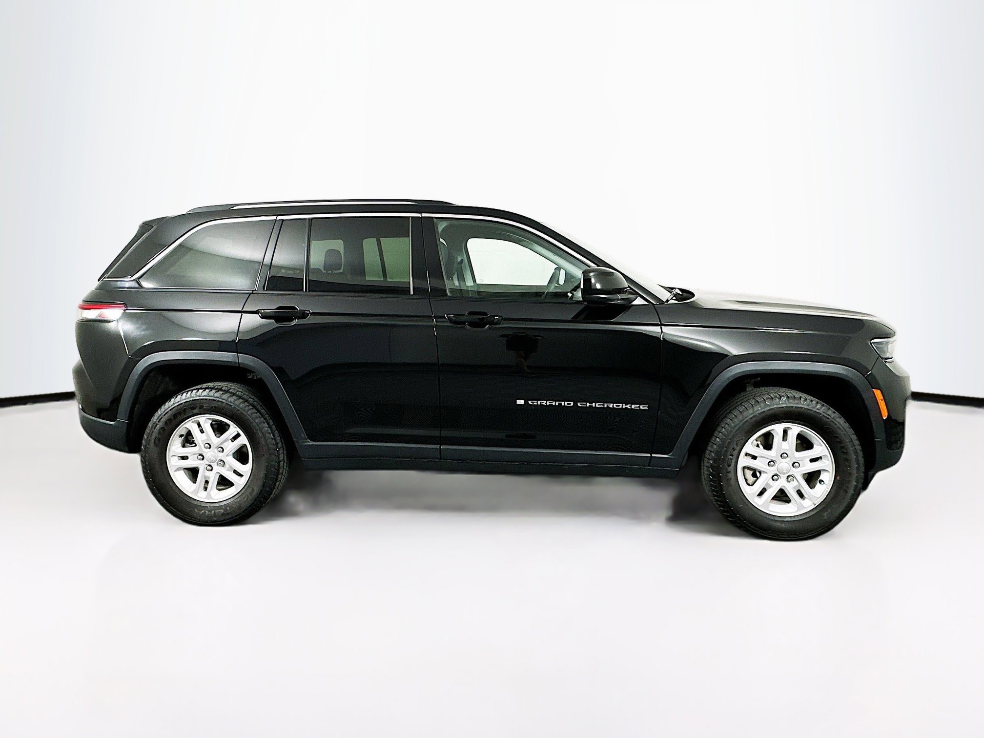 Used 2023 Jeep Grand Cherokee Laredo w/ Luxury Tech Group I AWD/4WD image 10