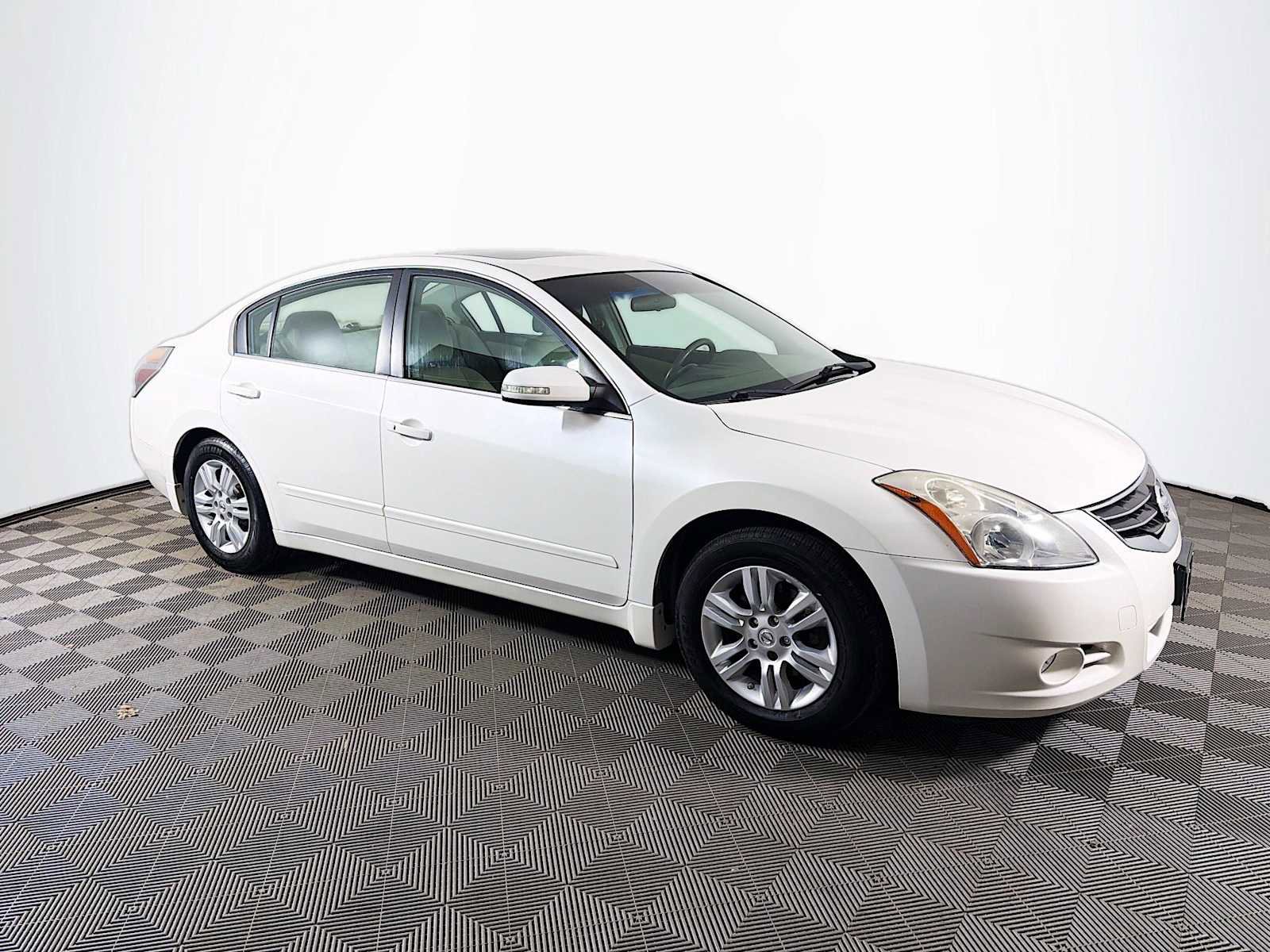 Used 2011 Nissan Altima 2.5 S w/ Convenience Pkg FWD image 3