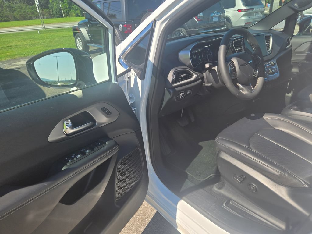 Used 2025 Chrysler Pacifica Select FWD image 6