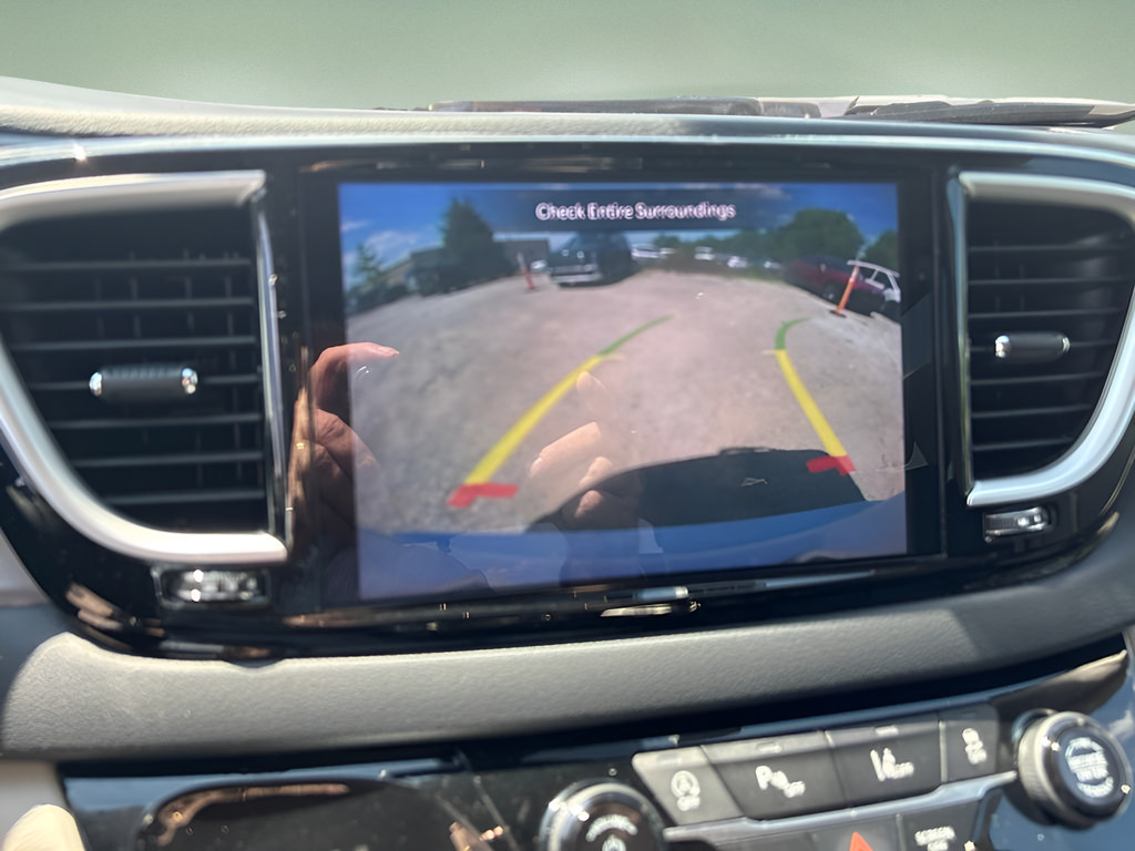Used 2023 Chrysler Pacifica Touring-L FWD image 13