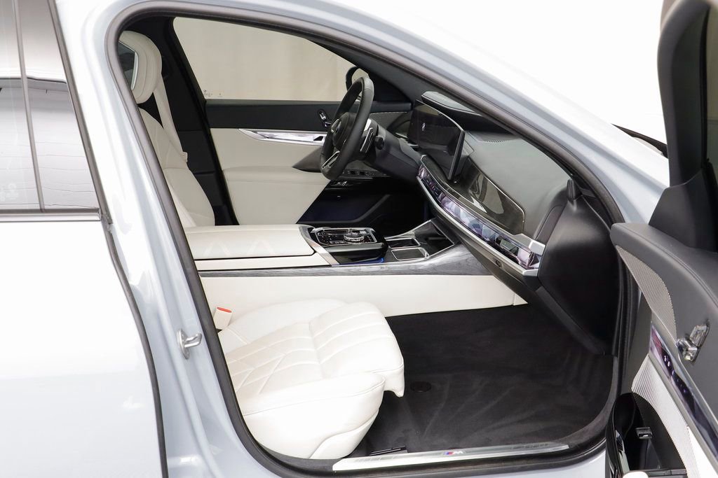 Used 2024 BMW 760i xDrive w/ Premium Package 2 image 21