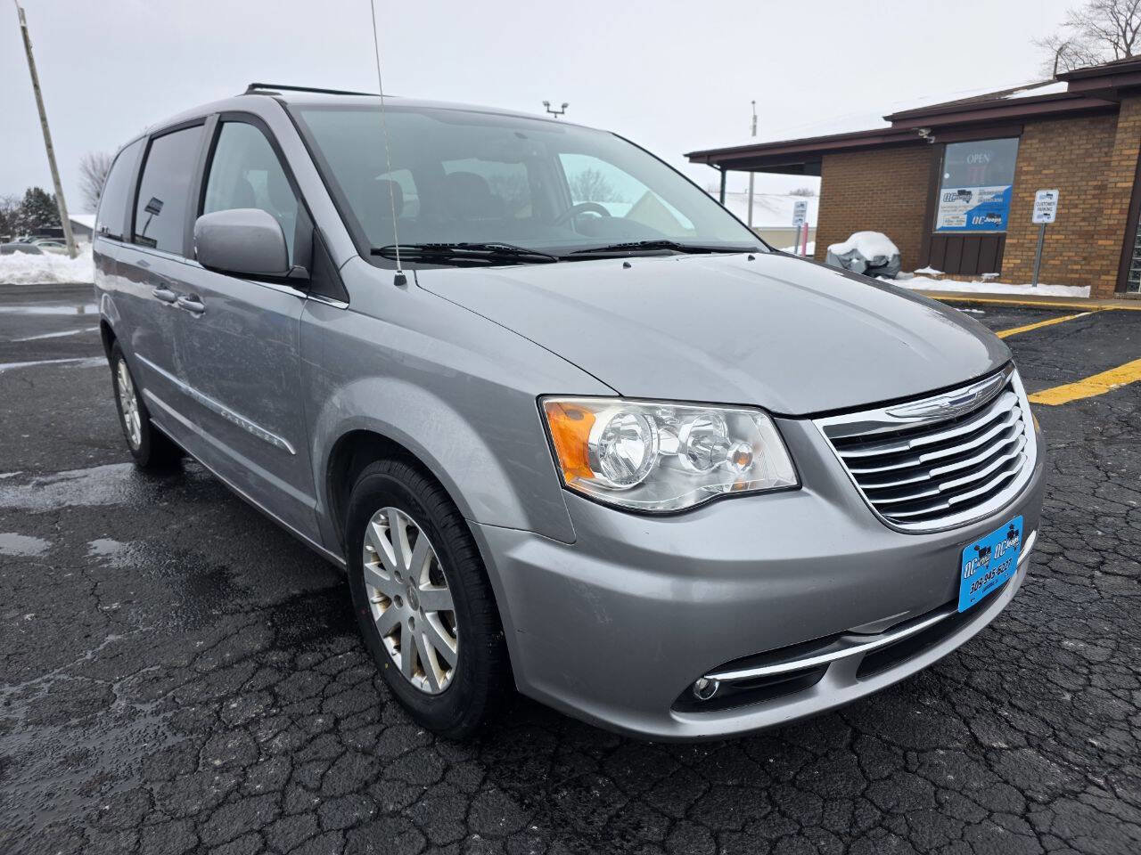 Used 2016 Chrysler Town & Country Touring image 2