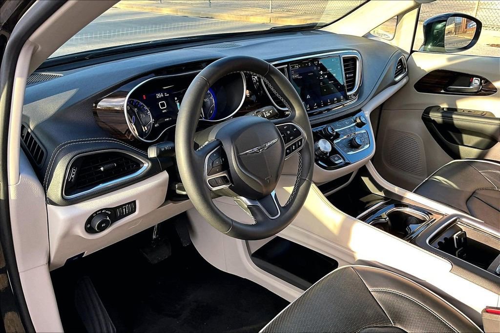 Used 2024 Chrysler Pacifica Limited image 13
