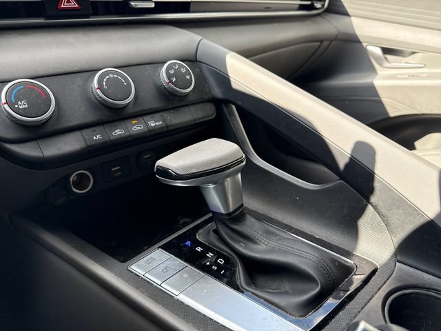 Used 2022 Hyundai Elantra SE FWD image 21
