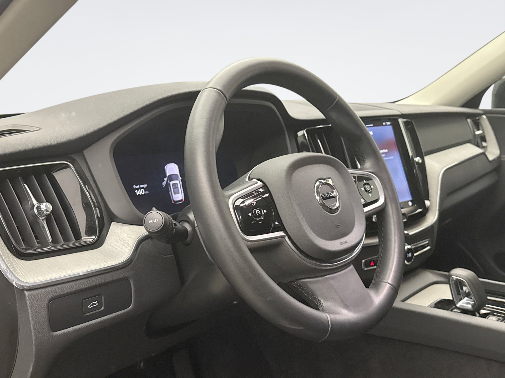 Used 2025 Volvo XC60 B5 Plus image 7