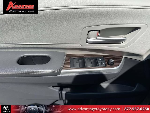 Used 2022 Toyota Sienna XLE w/ XLE Plus Package FWD image 19
