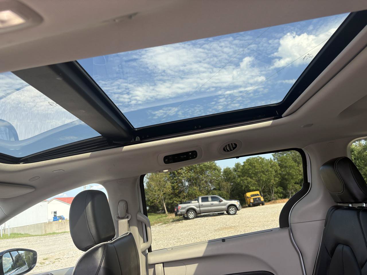 Used 2024 Chrysler Pacifica Limited FWD image 35