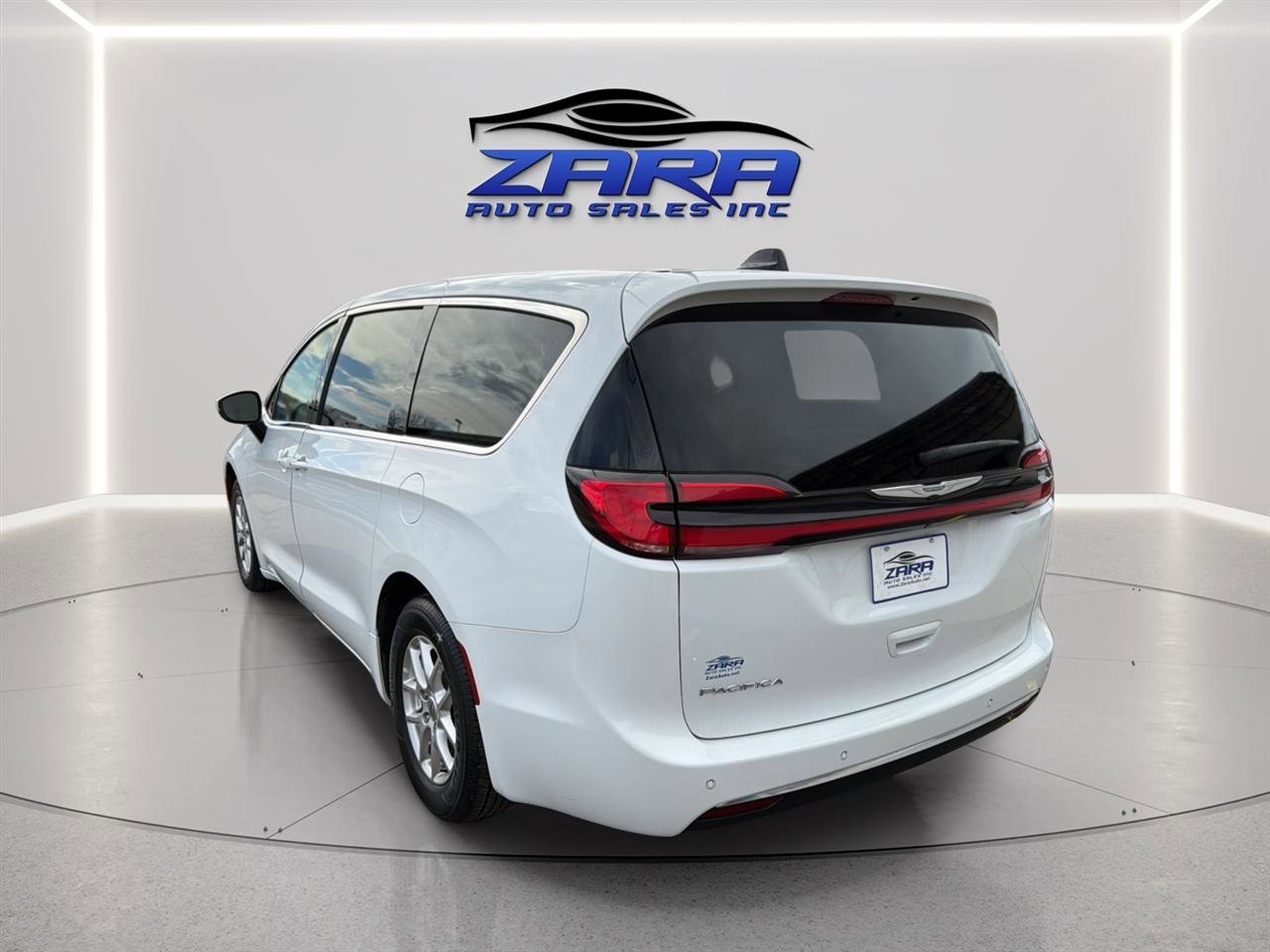 Used 2023 Chrysler Pacifica Touring-L image 5