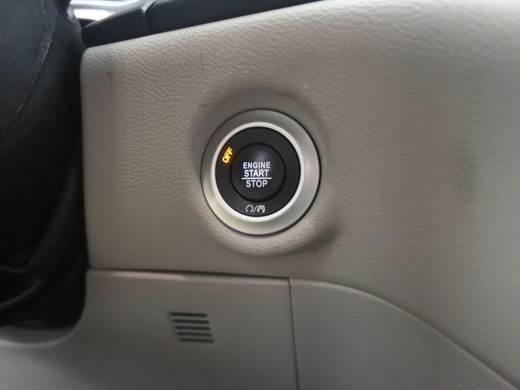 Used 2023 Chrysler Pacifica Touring-L image 16