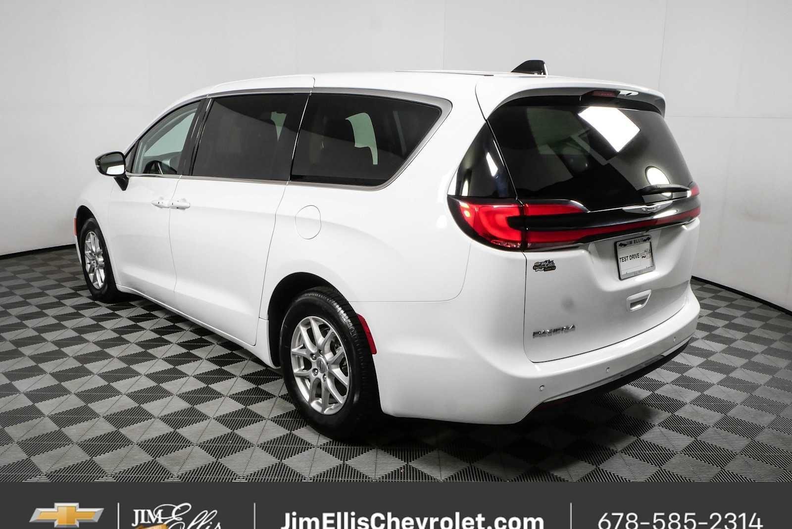 Used 2024 Chrysler Pacifica Touring-L FWD image 26