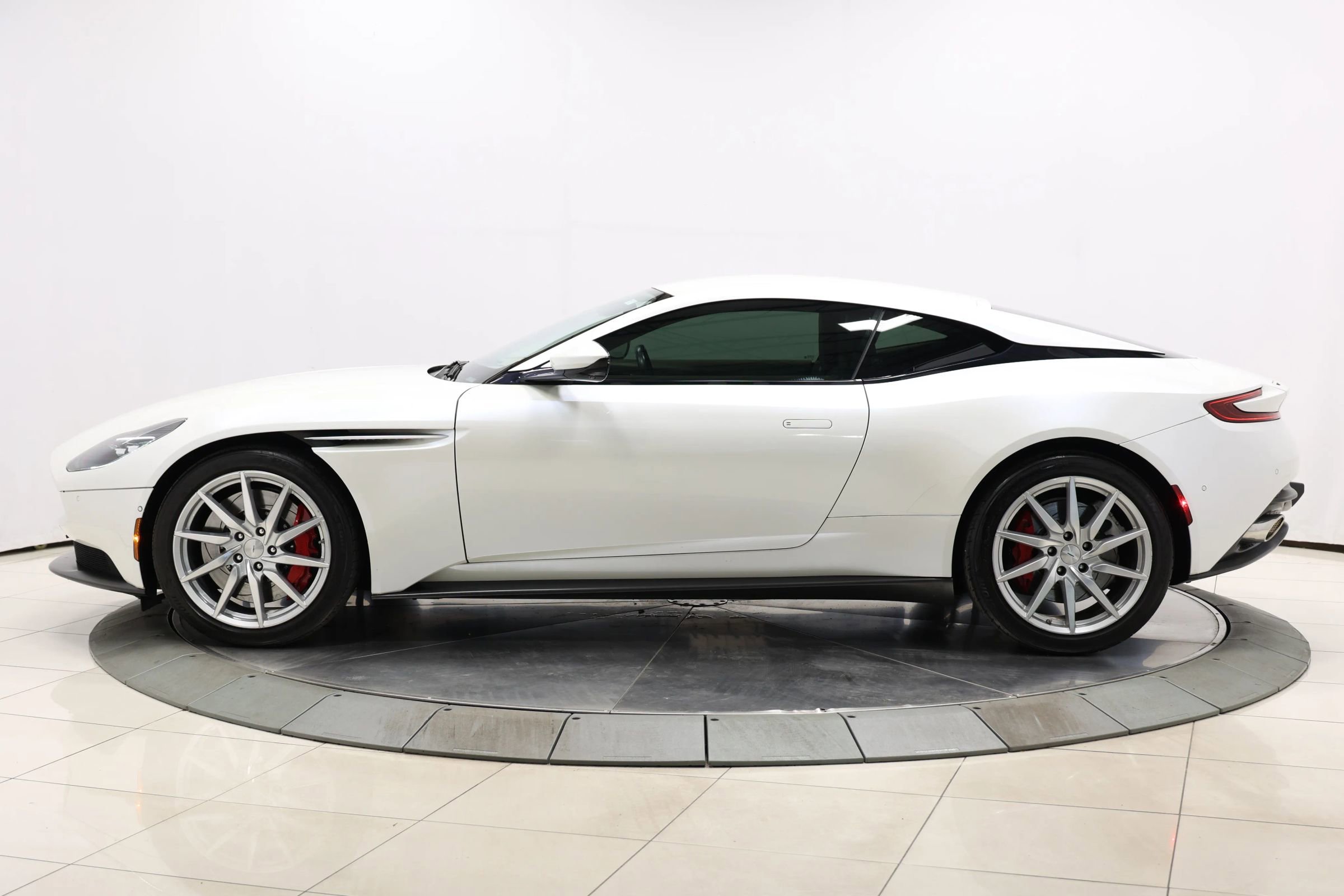 Used 2018 Aston Martin DB11 Coupe image 8